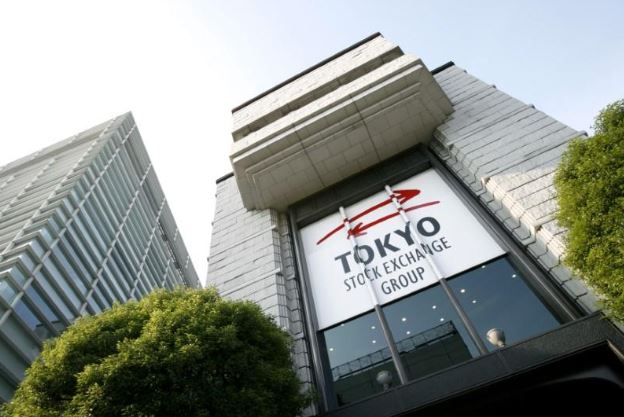 بورصة طوكيو في صورة من أرشيف رويترز.